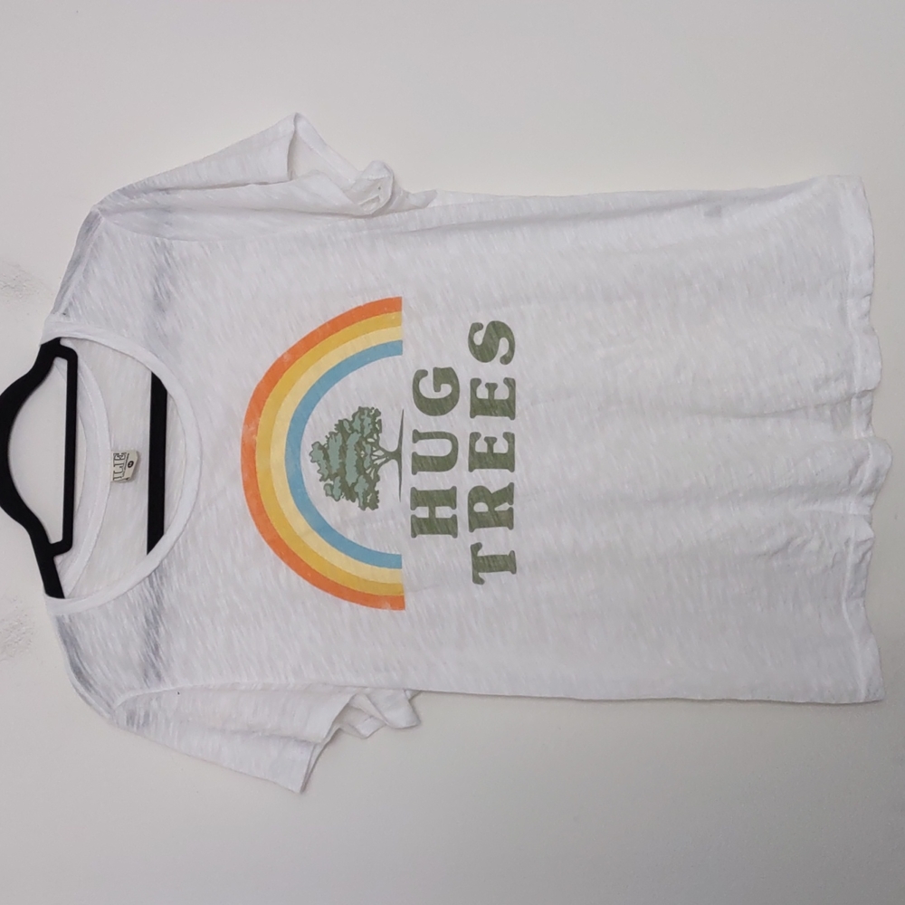 LE Life Elsewhere Hug Trees T-Shirt Sz M
